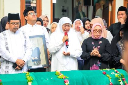 Gubernur Jatim-Menteri PPPA lepas jenazah Kepala Asrama Haji Surabaya