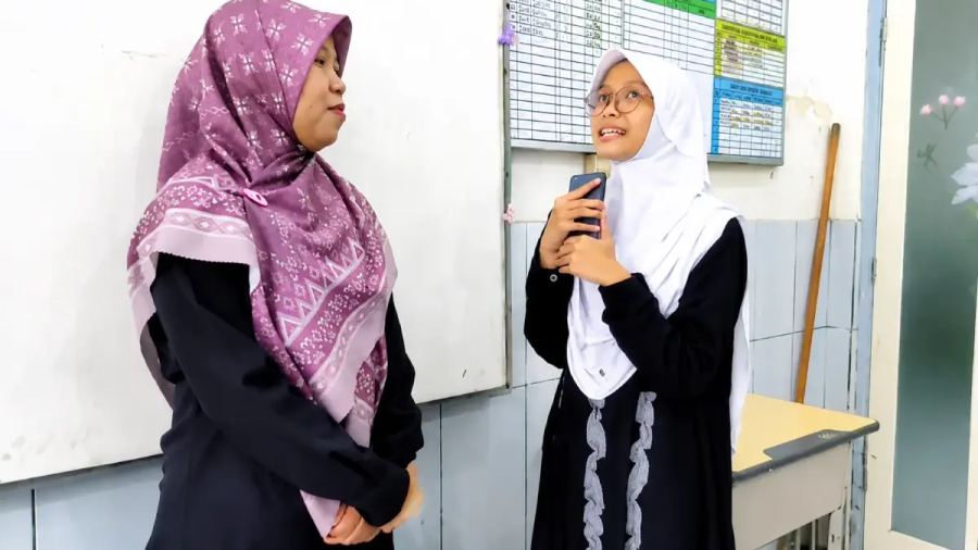 Baru Dua Kali Belajar, Siswa SMP Muhammadiyah 6 Surabaya Langsung Turun Berburu Informasi