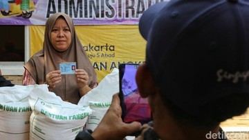 Warga Angke Terima Bantuan Beras 30 Kg, Jatah untuk Tiga Bulan