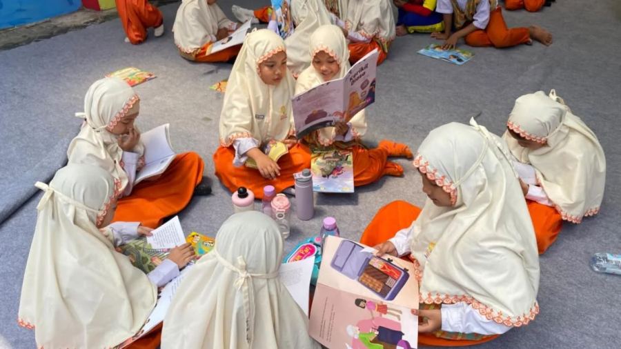 Pojok Buku di Kelas dan Perpustakaan Keliling Semarakkan Hari Literasi Sekolah Inovatif Jagir