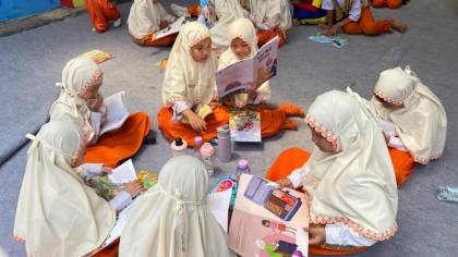 Pojok Buku di Kelas dan Perpustakaan Keliling Semarakkan Hari Literasi Sekolah Inovatif Jagir