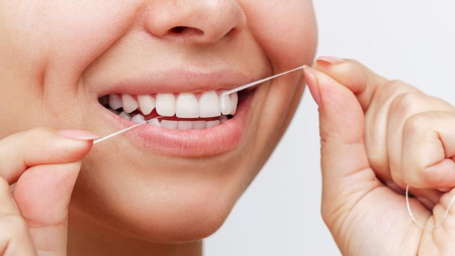Mending Dental Floss atau Water Floss? Ini Kata Dokter Gigi