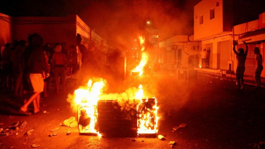 Kapal Tenggelam Buat Warga Ngamuk, Batu Melayang-Benda Dibakar