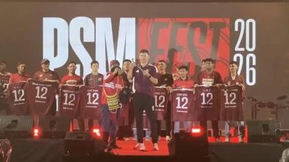 Jaga Siri Na Pacce! Presiden Red Gank Serahkan Badik ke Pelatih PSM Makassar Darije Kalezic
