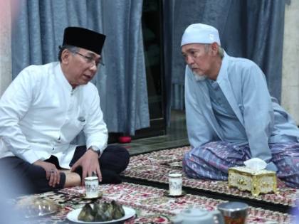 Terima Kunjungan Gus Yahya, Kiai Kafabih Lirboyo Sampaikan Pesantren Harus Turun Tangan agar NU Lebih Baik
