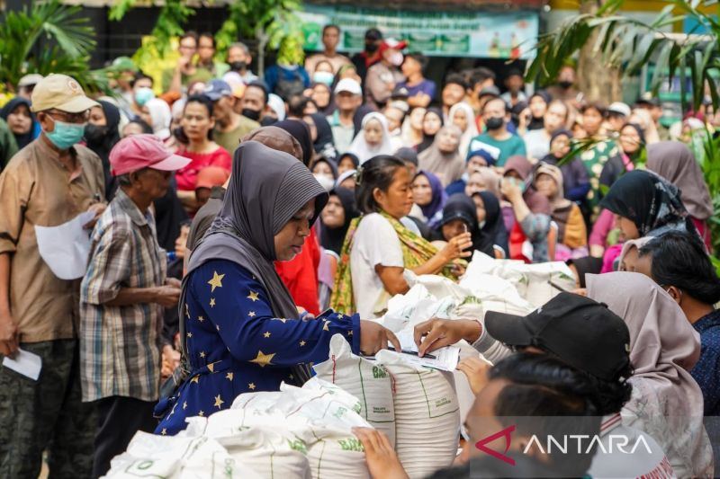 Warga Cempaka Putih Barat terima beras Bulog sambil aktivasi IKD