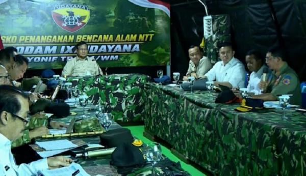Prabowo Langsung Gelar Rapat Penanganan Bencana Gempa saat Tiba di Nagekeo NTT
