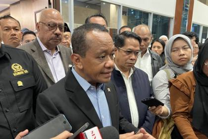 Menteri Bahlil target lifting minyak naik jadi 612.500 barel per hari