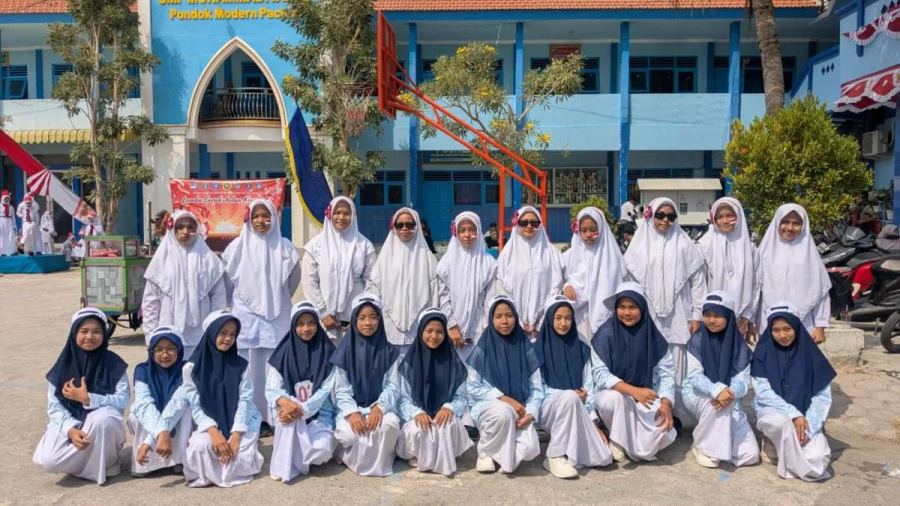 Gerak Jalan Kreasi Ponpes Modern Paciran, SMP Mudama Borong 7 Gelar Juara