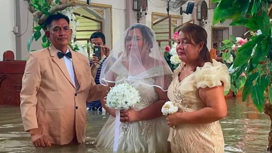 Pasangan Kekasih di Filipina Nekat Menikah di Tengah Banjir