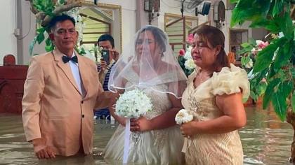 Pasangan Kekasih di Filipina Nekat Menikah di Tengah Banjir