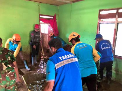 WIZ Parigi Turunkan Relawan Bantu Bersihkan Rumah Warga Terdampak Banjir di Avolua