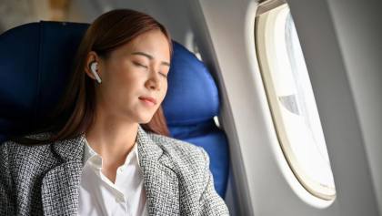 Tips Tidur Nyenyak di Pesawat ala Pramugari Berpengalaman