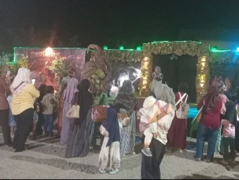 Pertunjukan Dinosaurus Edukatif Meriahkan Ekspo dan Bazar Muktamar ke-35 NU