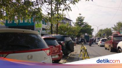 Trotoar-Badan Jalan Depan RS At Medika Palopo Jadi Parkiran Bikin Macet