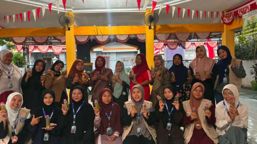 Mahasiswa KKN 02 STAIM Karangasem Paciran Ajak Ibu-Ibu Desa Tamanprijek Belajar Membuat Sabun Cuci Piring Mandiri