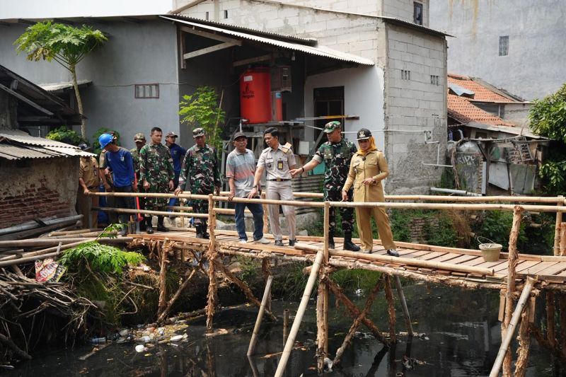 Pemkot Jakbar akan bongkar jembatan bambu di Tegal Alur
