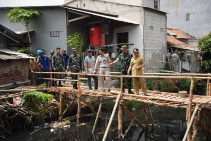 Pemkot Jakbar akan bongkar jembatan bambu di Tegal Alur