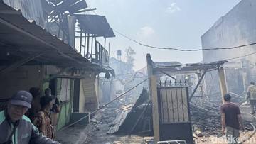 Kebakaran di Duren Sawit Jaktim, Sejumlah Rumah Kontrakan Hangus
