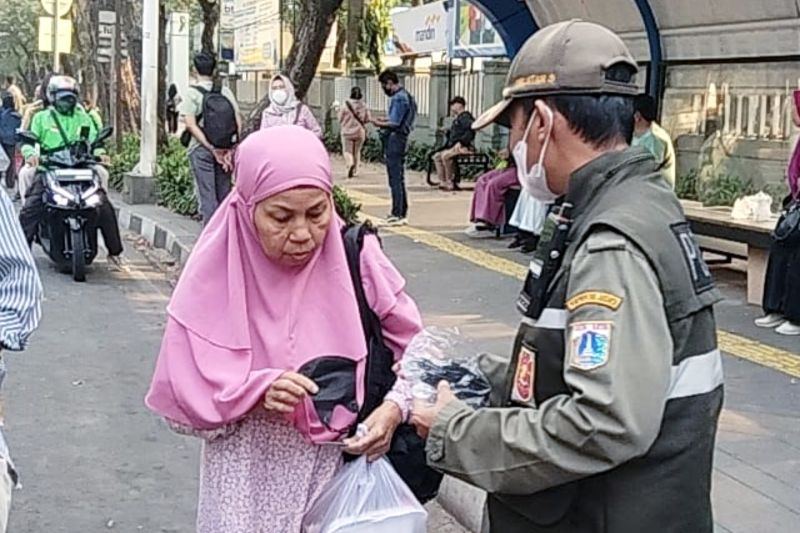Satpol PP Jaksel bagikan masker antisipasi abu vulkanik Anak Krakatau