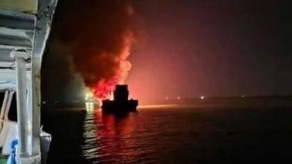 BREAKING NEWS KM Legenda Nusantara 99 Terbakar di Perairan Pulau Kabaena Bombana, 3 Tewas Keracunan