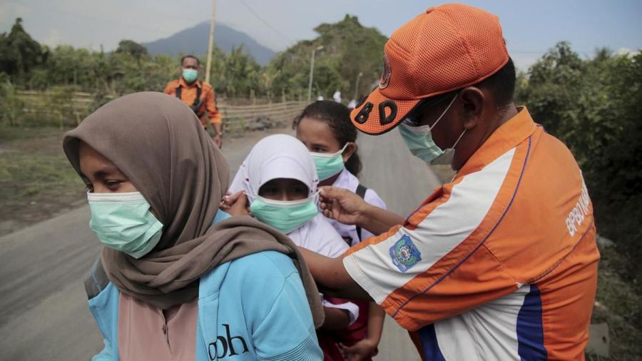 Masker untuk Menangkal Abu Vulkanik Gunung Anak Krakatau
