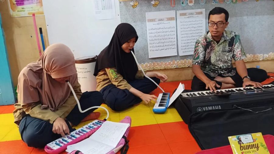 Pianika Jadi Ruang Ekspresi di SD Muhammadiyah 16 Surabaya