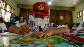 Bekasi Tak Terapkan PJJ, Siswa Tetap Belajar Tatap Muka dengan Masker