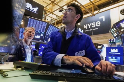 Wall Street Ditutup Turun, Tertekan Data Inflasi yang Tinggi Jelang Laporan Laba Nvidia