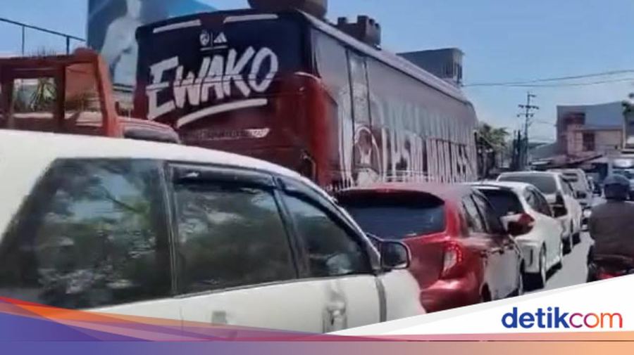 Bus PSM Terjebak Antrean Panjang Isi BBM di SPBU Makassar