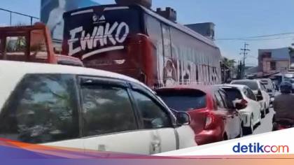 Bus PSM Terjebak Antrean Panjang Isi BBM di SPBU Makassar