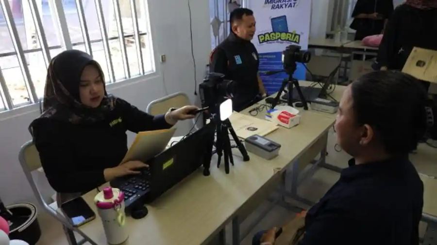 Semarak HUT ke-76, SMAN 1 Makassar Gandeng Imigrasi Makassar Hadirkan Layanan Pasporia