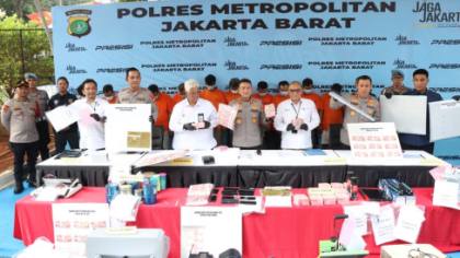 Polres Jakbar Bongkar Sindikat Produksi Uang Palsu, 11 Orang Jadi Tersangka dan Upal Rp1,5 Miliar Disita