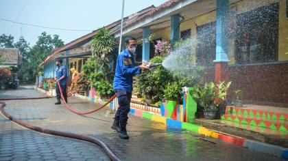FOTO: Gotong Royong Bersihkan Abu Gunung Anak Krakatau di Sekolah