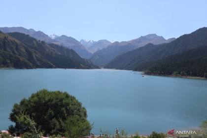 Wisata ke "danau surgawi" di Xinjiang