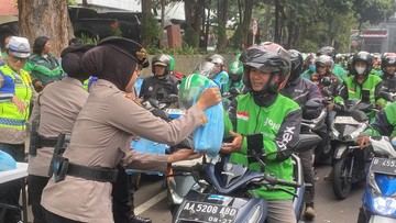 Jumat Peduli, Polda Metro Berbagi Sembako kepada Ratusan Ojol