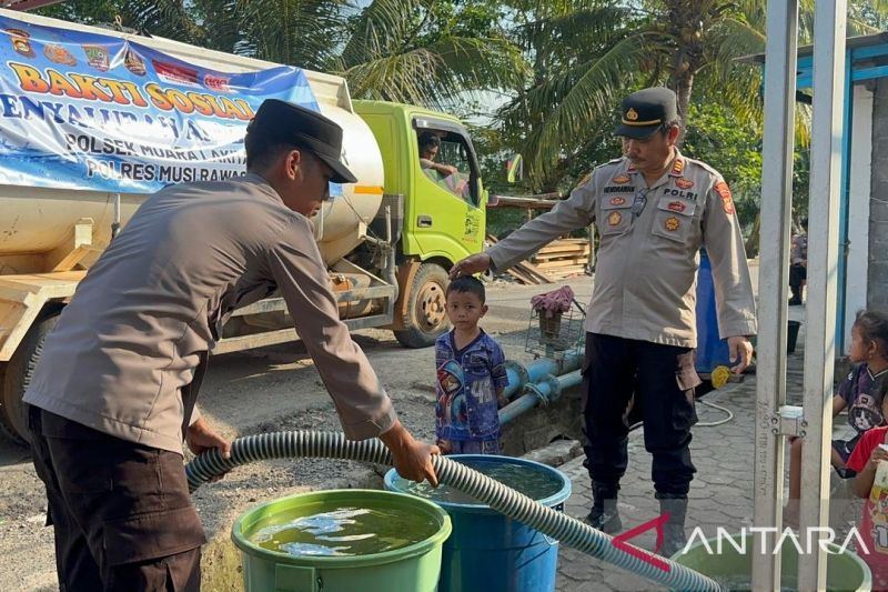Polda Sumsel salurkan 5.000 liter air bersih untuk warga Muara Lakitan