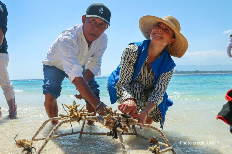 Putri Mahkota Swedia tanam terumbu karang di Gili Meno