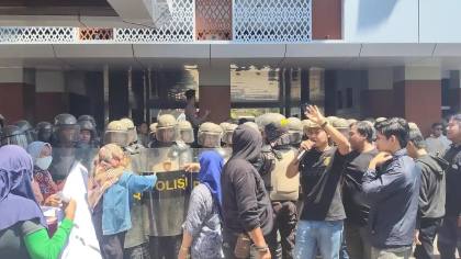 Bupati Gowa Berlindung di Belakang Tameng Polisi Temui Pendemo