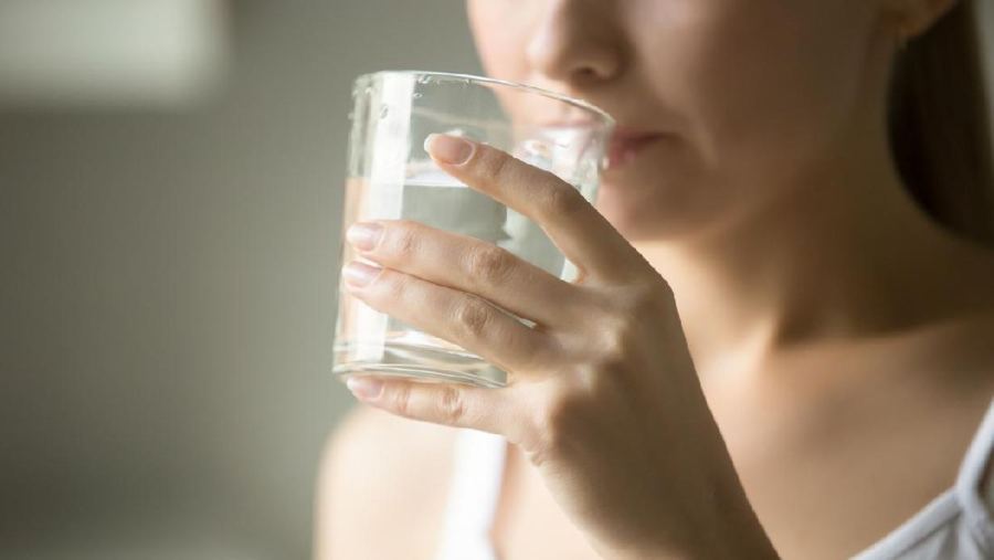 Diet Air Putih 2 Minggu Bikin Perempuan Ini Sulit Berjalan