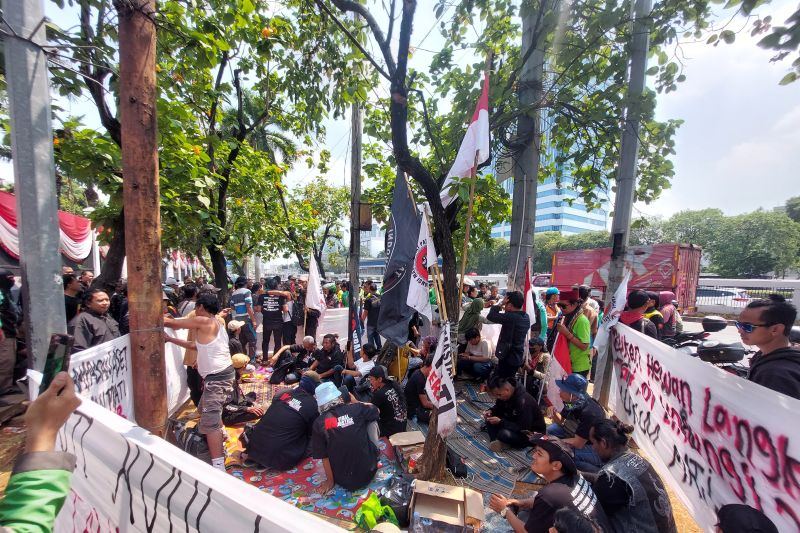 Massa mulai siapkan atribut di depan Gedung DPR