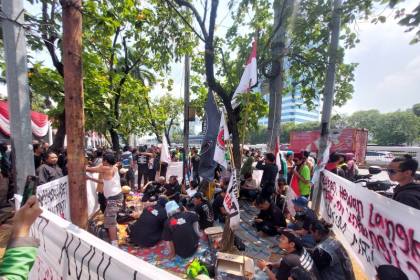 Massa mulai siapkan atribut di depan Gedung DPR