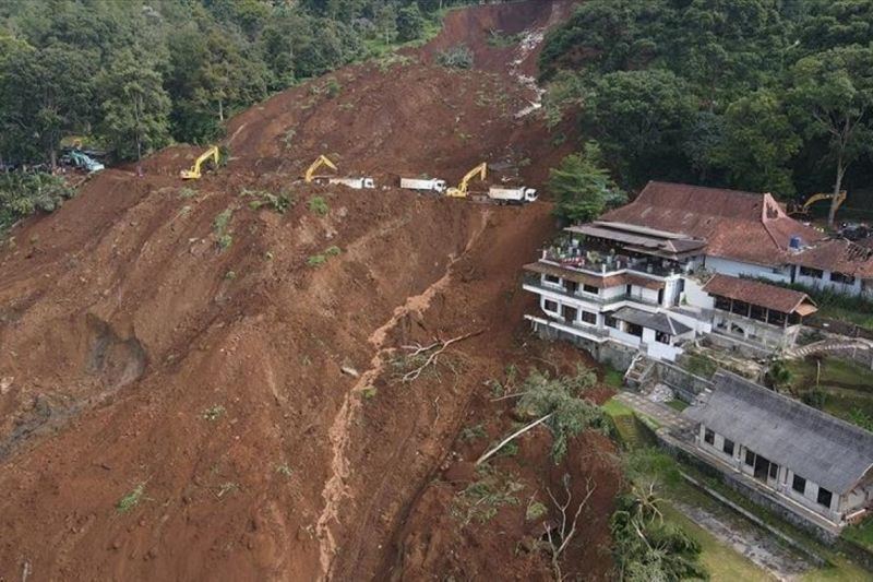 China kerahkan tim penyelamat tangani banjir bandang, longsor di Tibet