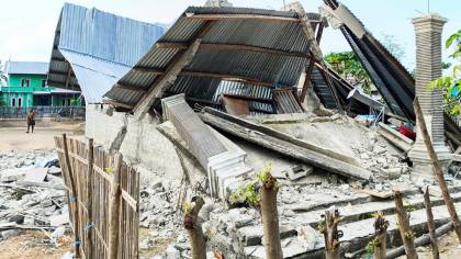 Rumah Hancur Akibat Gempa NTT, Satu Keluarga Tinggal di Kandang Babi