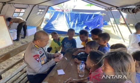 Polri Gelar Trauma Healing untuk Anak Pengungsi Gempa Manggarai