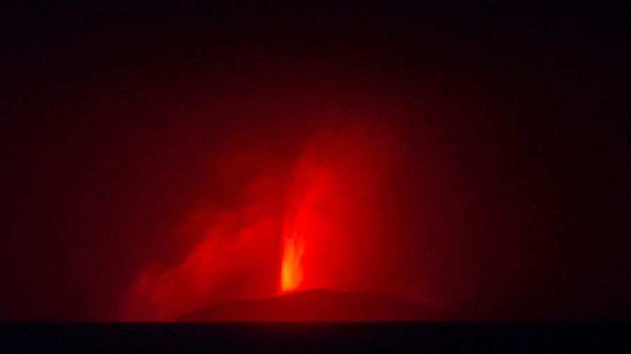 FOTO: Penampakan Lava Pijar yang Dimuntahkan Gunung Anak Krakatau