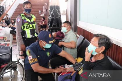 Polisi bagikan masker hingga beri pengobatan pengguna Bandara Soetta