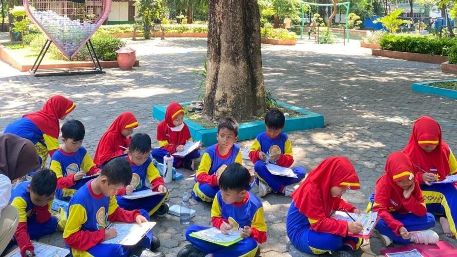 Mengikuti Serunya Siswa Kelas 2 Sekolah Inovatif Jagir Belajar di Alam