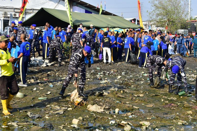 TNI AL ajak warga jaga lingkungan laut dalam menyambut HUT Ke-81