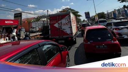 Jalan Perintis Kemerdekaan Makassar Macet 3 Km Imbas Antrean di SPBU